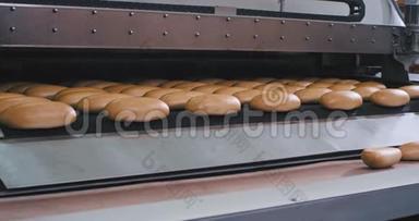 烘焙行业现代工业机器中新鲜烘焙面包的自动生产线和输送机